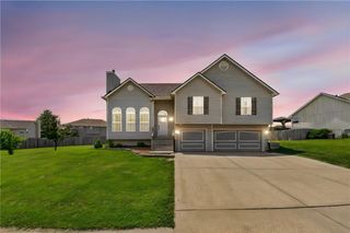8712 N ROBINHOOD Avenue, Kansas City, MO 64154