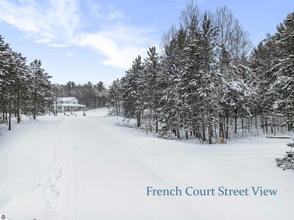 Image 7 of property listing at 11055 French Court, Williamsburg, MI 49690