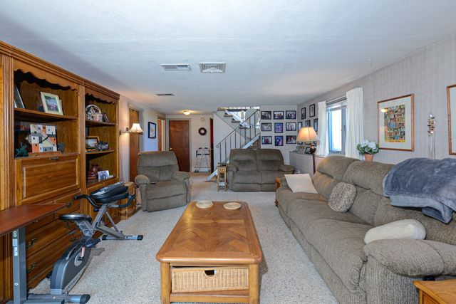 303 MIDDLE Road, Portsmouth, RI 02871