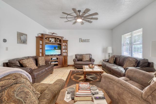 26 Woodland Hills Drive, Huntsville, TX 77320