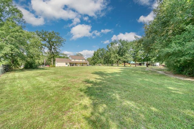 26 Woodland Hills Drive, Huntsville, TX 77320