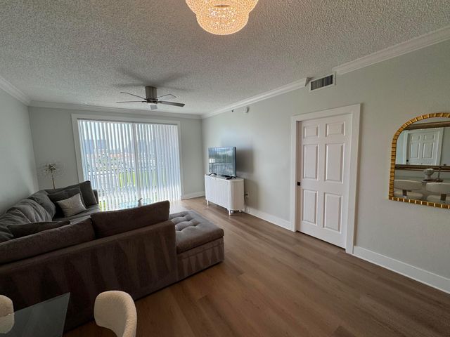 616 CLEARWATER PARK Road 805, West Palm Beach, FL 33401