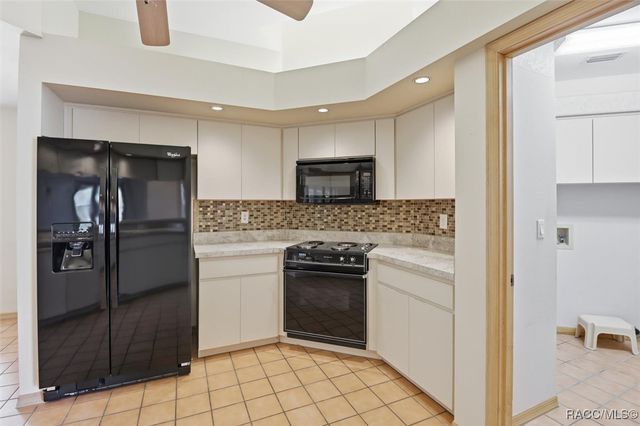 9436 W Edgar Earl Loop, Crystal River, FL 34428