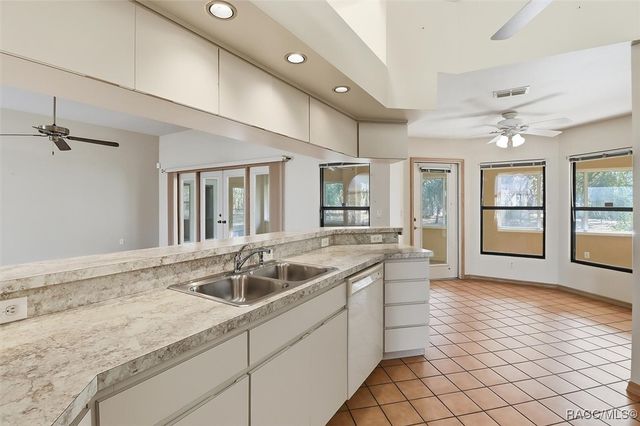 9436 W Edgar Earl Loop, Crystal River, FL 34428