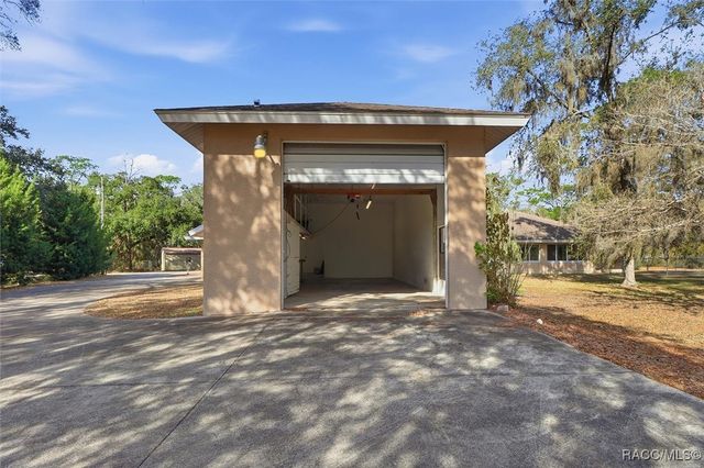 9436 W Edgar Earl Loop, Crystal River, FL 34428