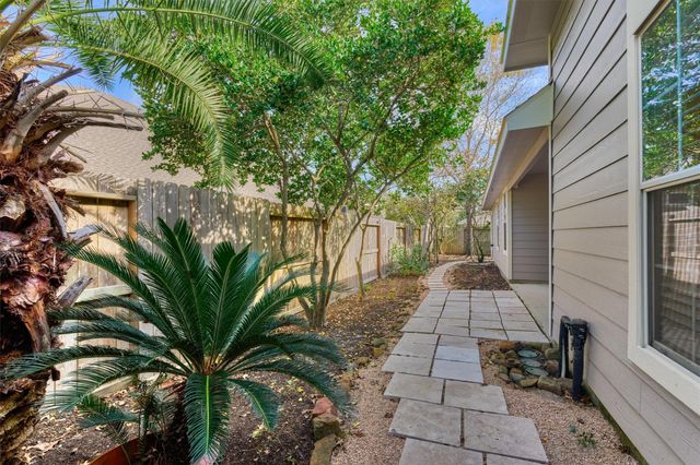 6 Windsor Bridge Drive, Conroe, TX 77384