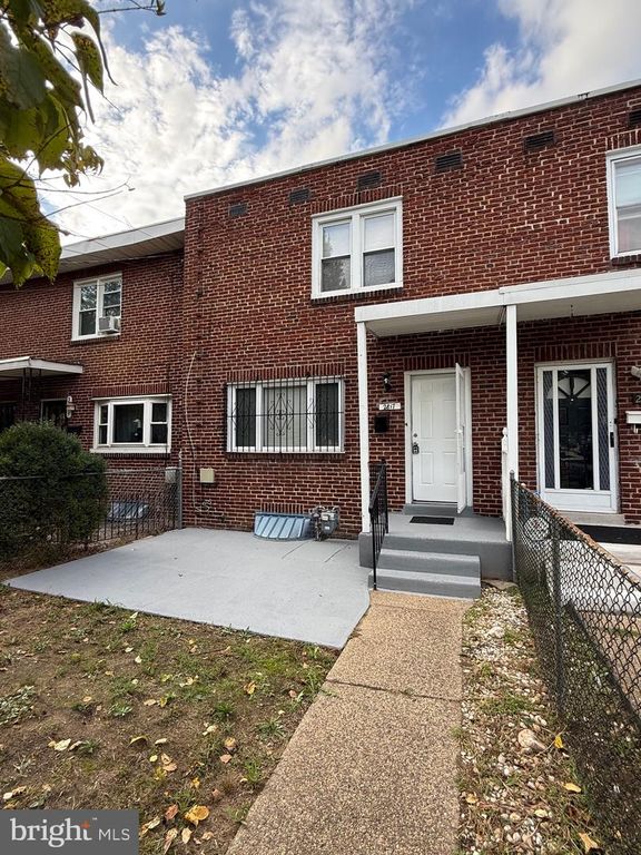 2817 THOMPSON ST, Camden, NJ 08105