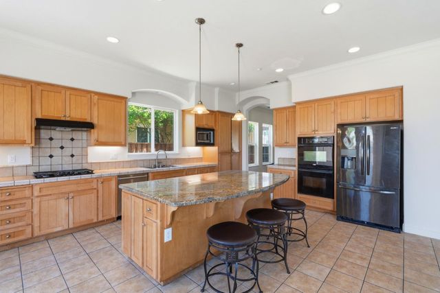 881 Trestle Point, Lathrop, CA 95330