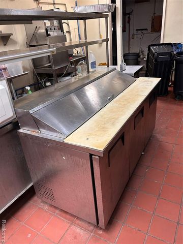 3854 E 13 Mile Road, Warren, MI 48092