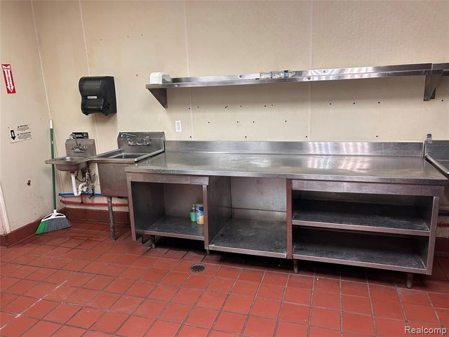 3854 E 13 Mile Road, Warren, MI 48092