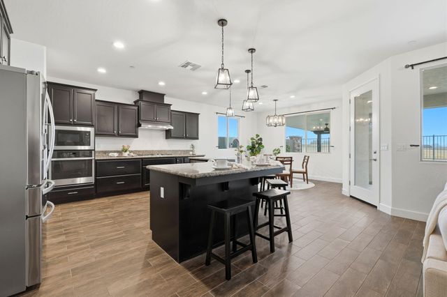 400 Ridge Creek Estates Way, Dinuba, CA 93618