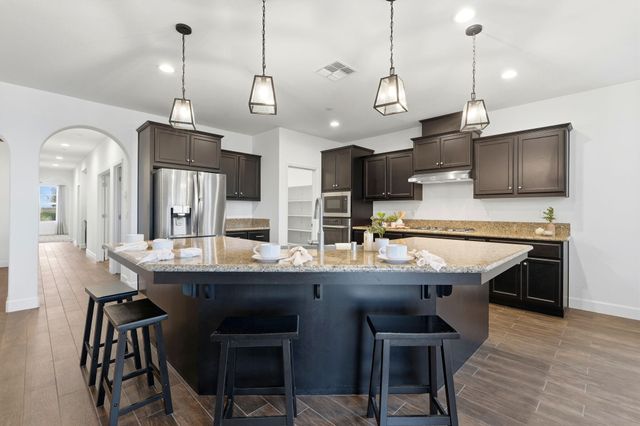 400 Ridge Creek Estates Way, Dinuba, CA 93618