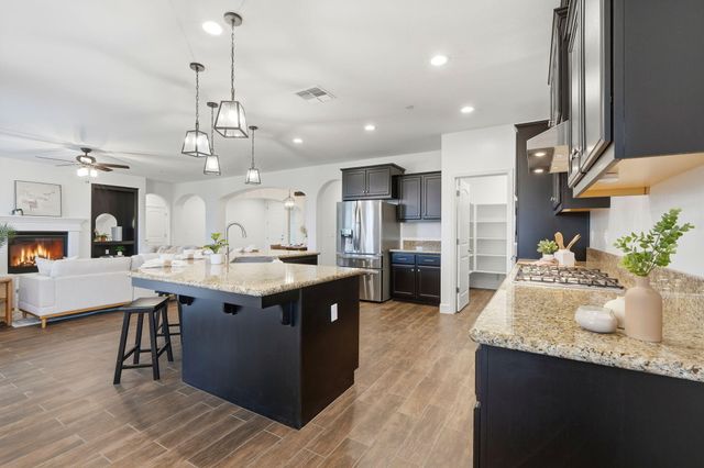 400 Ridge Creek Estates Way, Dinuba, CA 93618