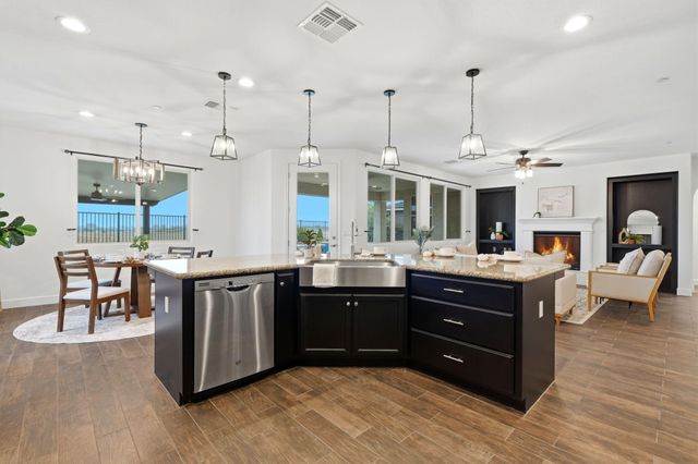 400 Ridge Creek Estates Way, Dinuba, CA 93618