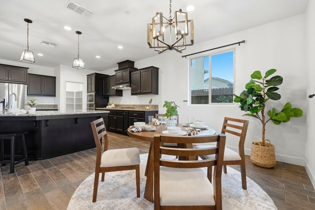 400 Ridge Creek Estates Way, Dinuba, CA 93618