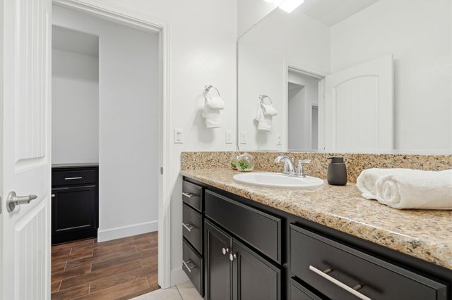 400 Ridge Creek Estates Way, Dinuba, CA 93618