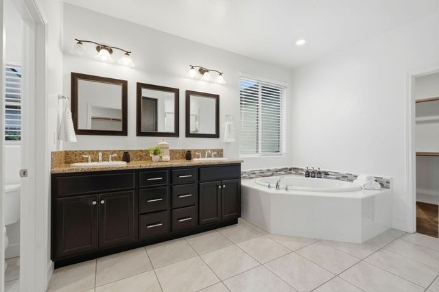 400 Ridge Creek Estates Way, Dinuba, CA 93618