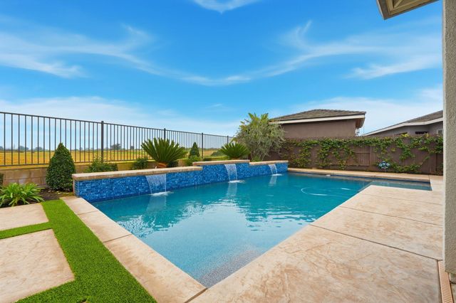 400 Ridge Creek Estates Way, Dinuba, CA 93618