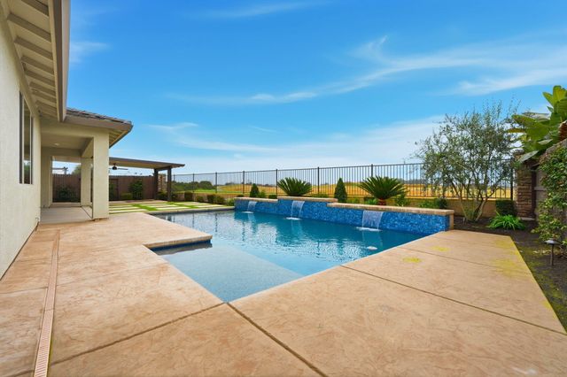 400 Ridge Creek Estates Way, Dinuba, CA 93618