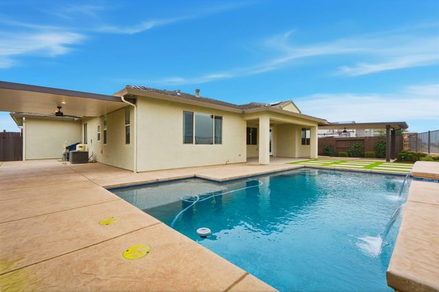 400 Ridge Creek Estates Way, Dinuba, CA 93618