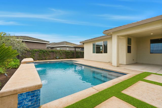 400 Ridge Creek Estates Way, Dinuba, CA 93618