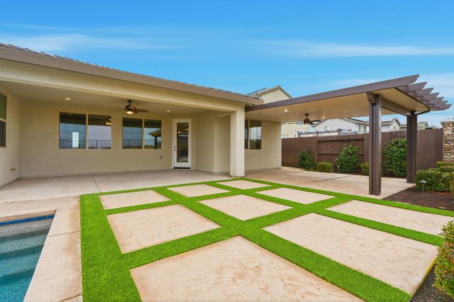 400 Ridge Creek Estates Way, Dinuba, CA 93618