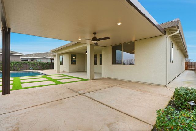 400 Ridge Creek Estates Way, Dinuba, CA 93618