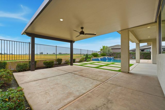 400 Ridge Creek Estates Way, Dinuba, CA 93618