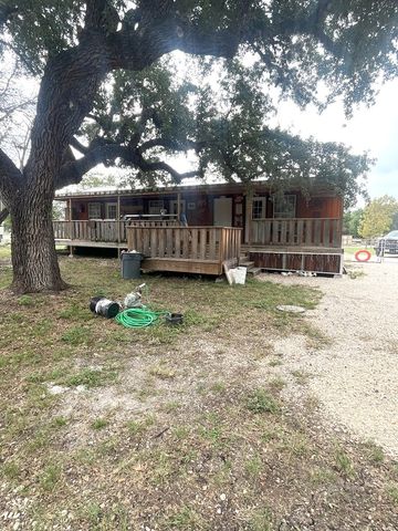 143 Taff Place, Leakey, TX 78873