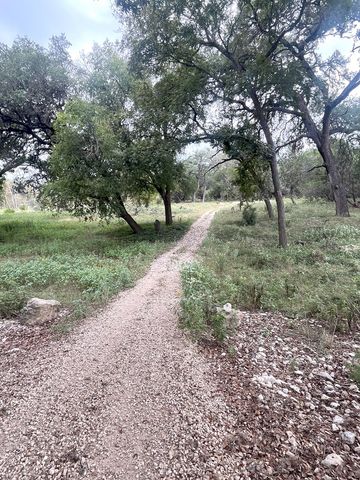 143 Taff Place, Leakey, TX 78873