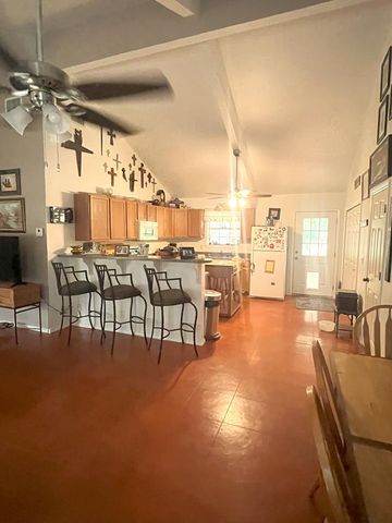 143 Taff Place, Leakey, TX 78873