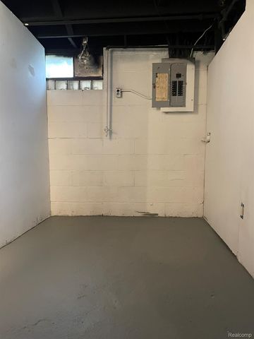 3021 N Grand River Avenue, Lansing, MI 48906