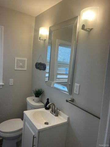 3021 N Grand River Avenue, Lansing, MI 48906