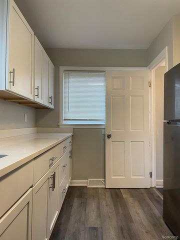 3021 N Grand River Avenue, Lansing, MI 48906