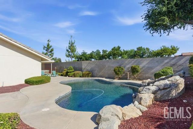 5710 Stageline Drive, Bakersfield, CA 93312