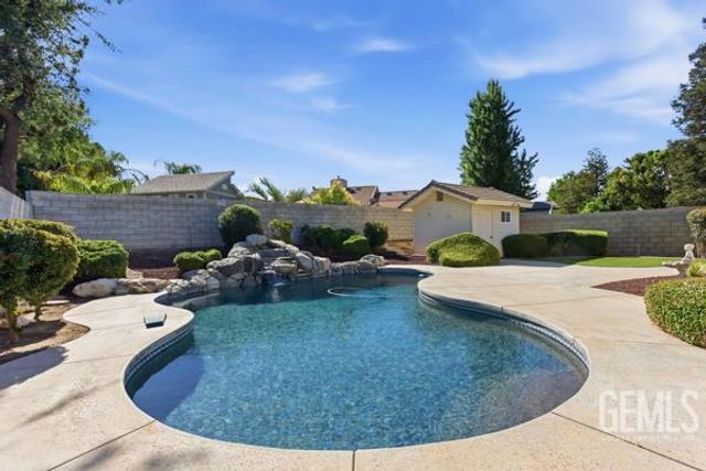 5710 Stageline Drive, Bakersfield, CA 93312