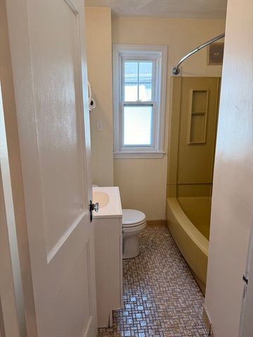 24 Brook Rd 3, Quincy, MA 02169