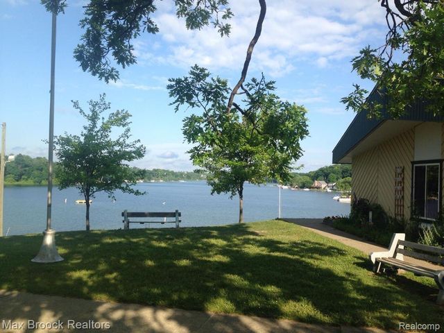 1146 S Long Lake Boulevard, Lake Orion, MI 48362