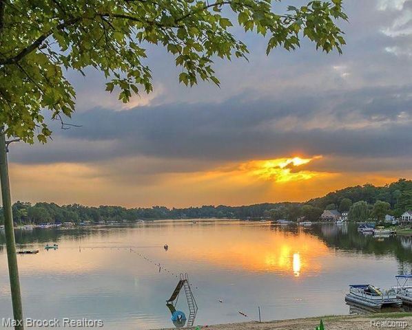 1146 S Long Lake Boulevard, Lake Orion, MI 48362