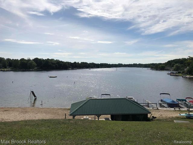1146 S Long Lake Boulevard, Lake Orion, MI 48362
