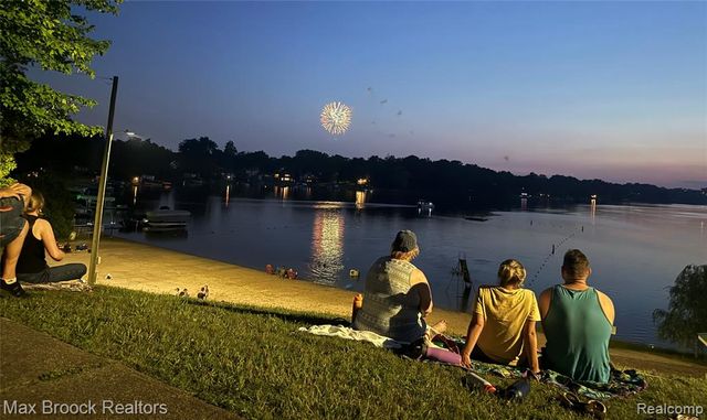 1146 S Long Lake Boulevard, Lake Orion, MI 48362