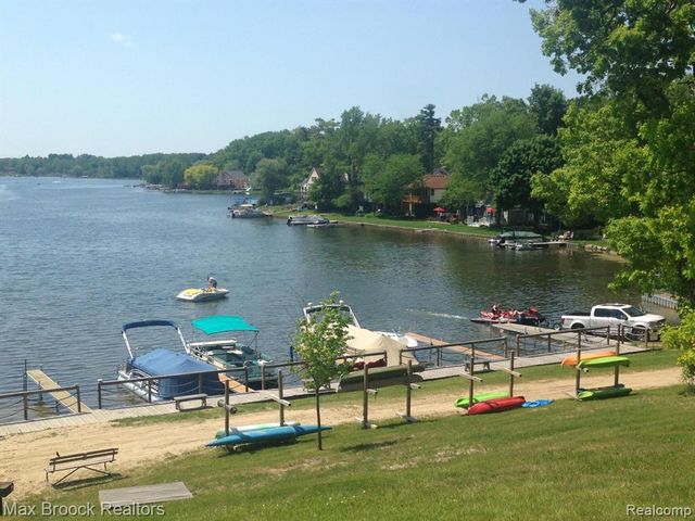 1146 S Long Lake Boulevard, Lake Orion, MI 48362