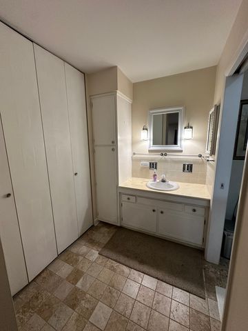 4225 Saratoga Avenue 204B, Downers Grove, IL 60515