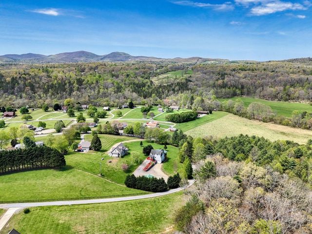 64 Starlight Lane, Blairsville, GA 30512