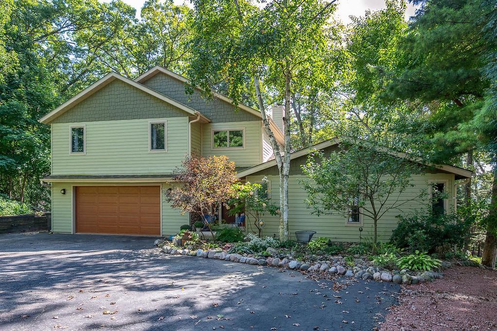 W5594 Briarwood ROAD, Elkhorn, WI 53121