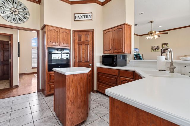 685 W Line Road, Whitesboro, TX 76273