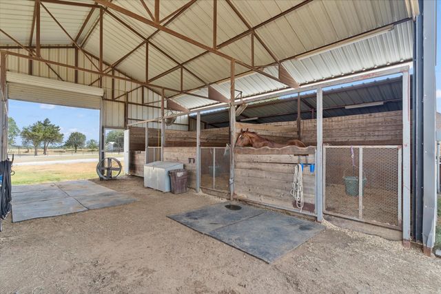 685 W Line Road, Whitesboro, TX 76273
