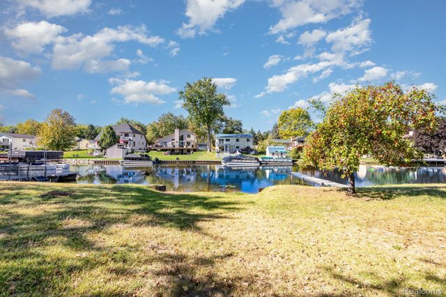 14108 North Road, Fenton, MI 48430