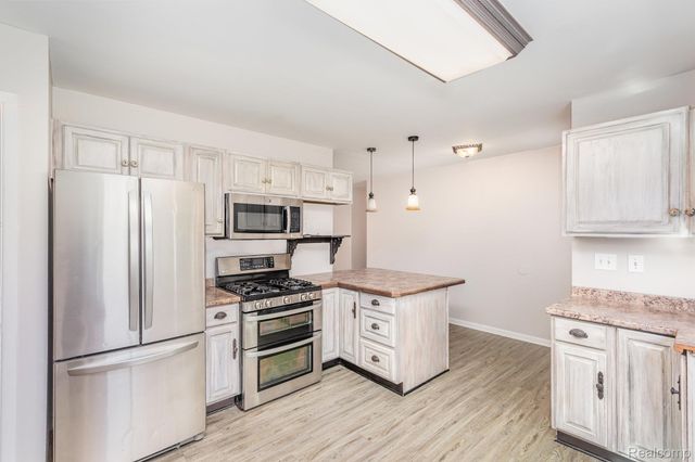 14108 North Road, Fenton, MI 48430