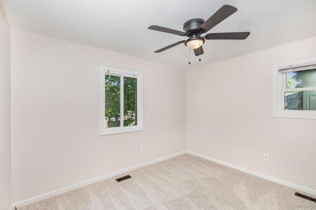 14108 North Road, Fenton, MI 48430